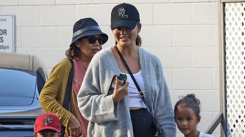 So entspannt setzt Chrissy Teigen ihren Babybauch in Szene
