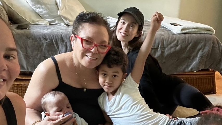 Chrissy Teigen mit ihren Kindern und ihren Nannys
