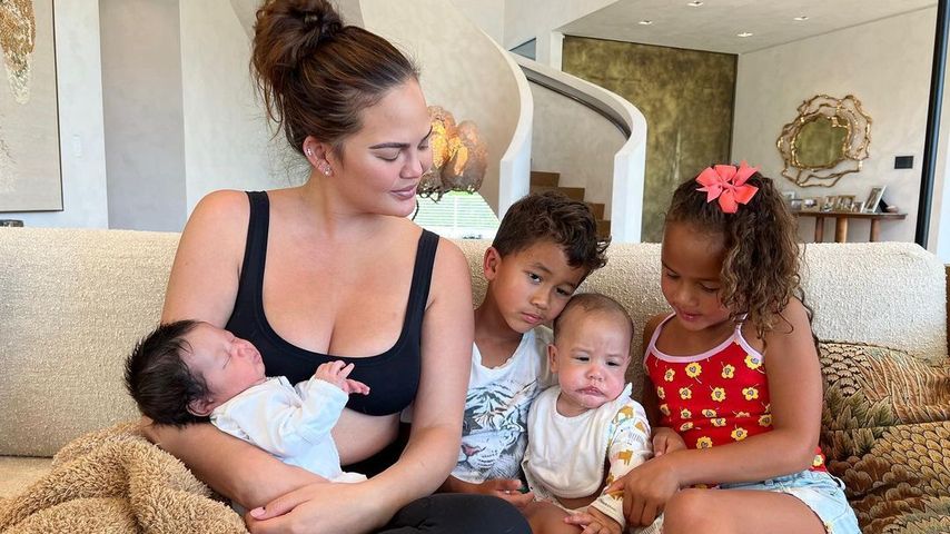 Chrissy Teigen mit ihren vier Kindern Wren, Miles, Esti und Luna