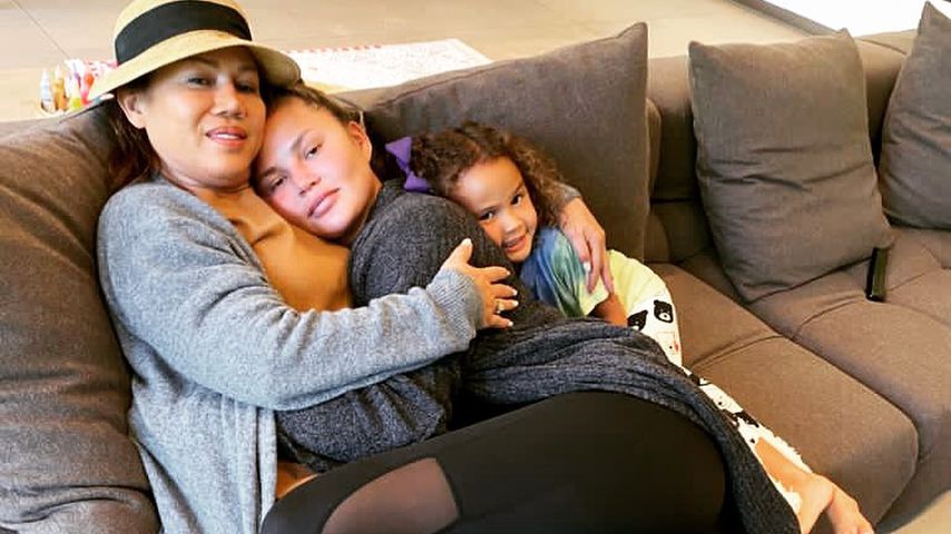 Chrissy Teigen mit ihrer Mama Vilailuck und Tochter Luna