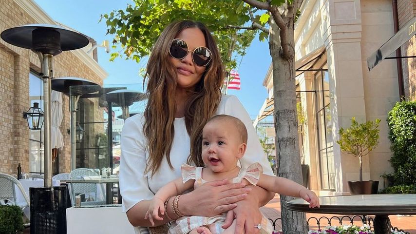 Total stylish! Chrissy Teigen geht mit Baby Esti spazieren