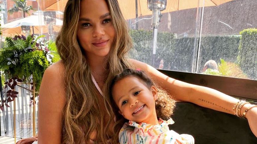 Chrissy Teigen mit ihrer Tochter Luna