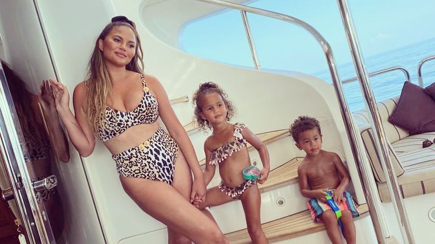 Chrissy Teigen mit ihrer Tochter Luna uns ihrem Sohn Miles