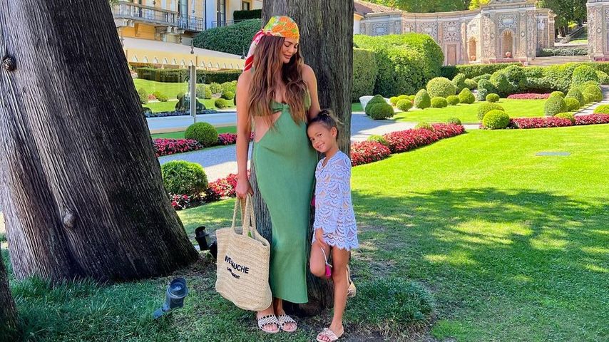 Chrissy Teigen mit ihrer Tochter Luna in Italien, August 2022