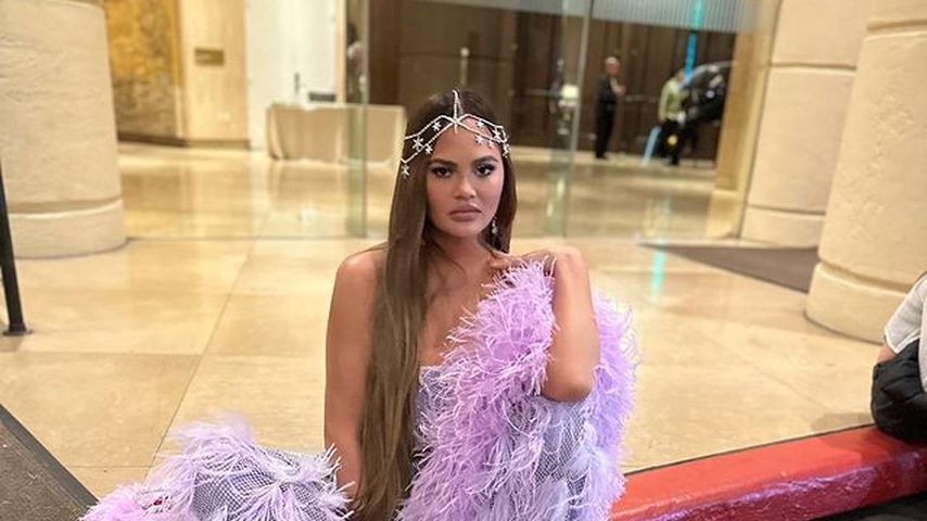 Lavendel-Lila: Chrissy Teigen strahlt in 70er-Jahre-Look!