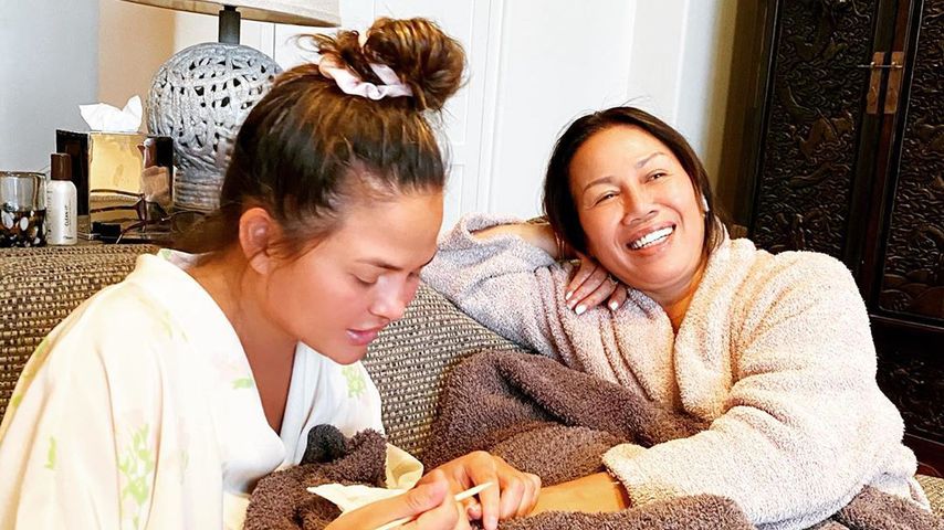 Beauty-Day: Chrissy Teigen verpasst ihrer Mama eine Maniküre