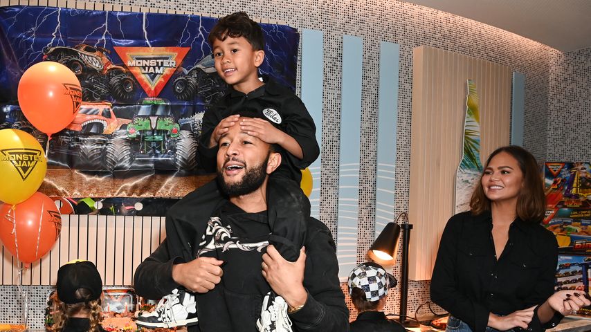 Chrissy Teigen und John Legend feiern den sechsten Geburtstag von Sohn Miles (auf den Schultern)