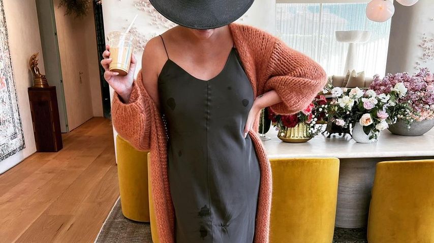 Kurz nach Geburt: Chrissy Teigen zeigt sich mit Milchflecken