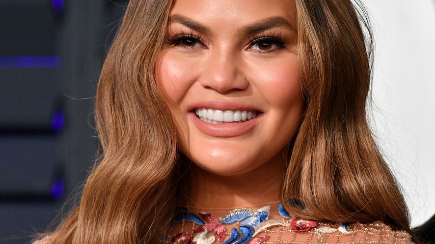 Chrissy Teigen bezahlt mit Designertasche für Toilettengang!