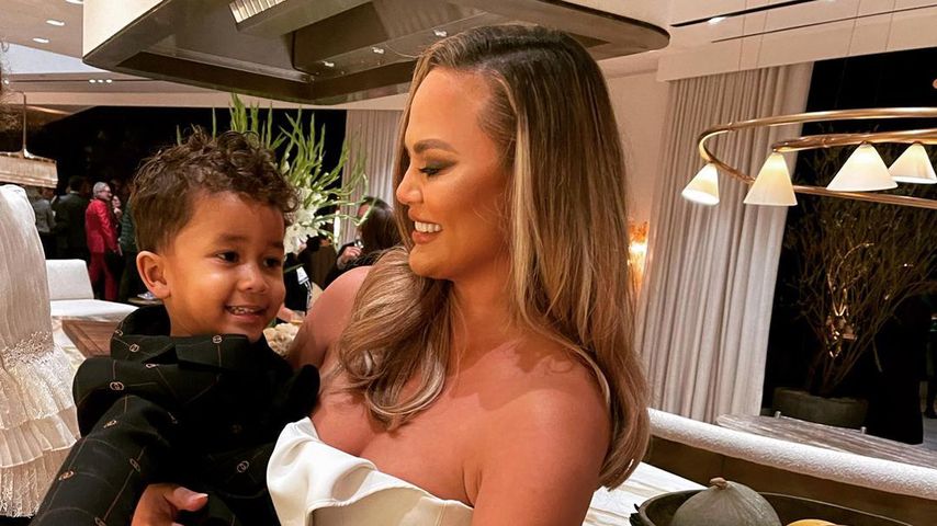 Chrissy Teigen und ihr Sohn Miles Theodore im November 2021