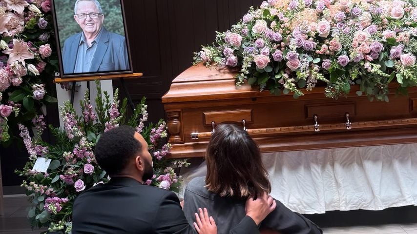 Chrissy Teigen trauert mit ihrer Familie