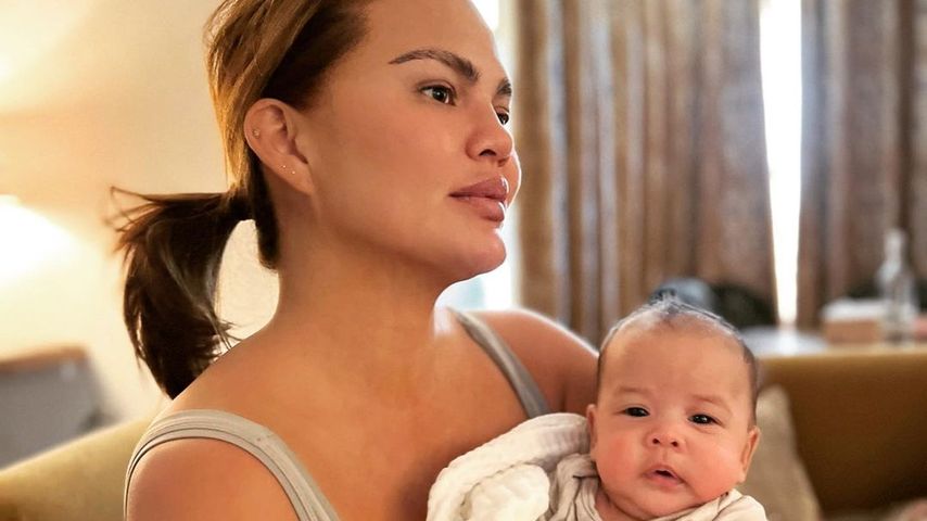 Witzige Taktik: So schläft Chrissy Teigens Baby immer ein