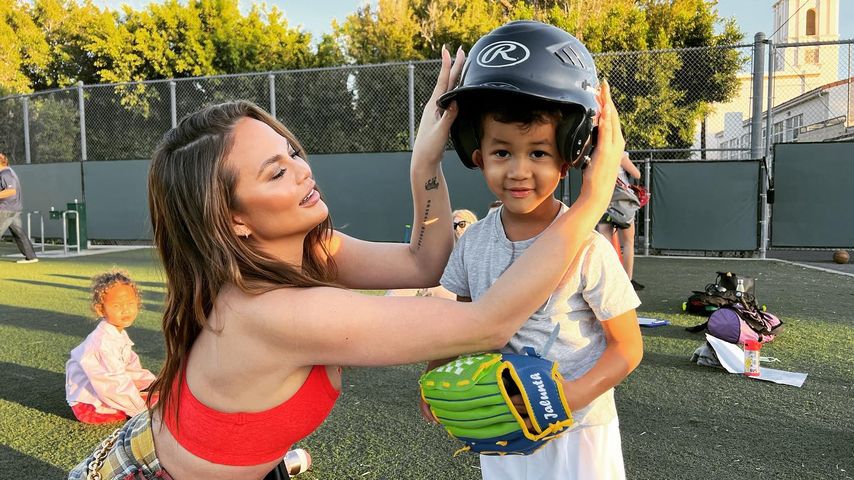 Chrissy Teigen und ihr Sohn Miles im Februar 2022