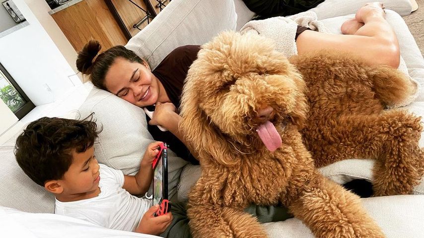 Chrissy Teigen und ihr Sohn Miles mit ihrem Hund im November 2022