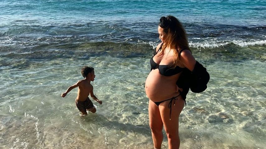Chrissy Teigen und ihr Sohn im Urlaub