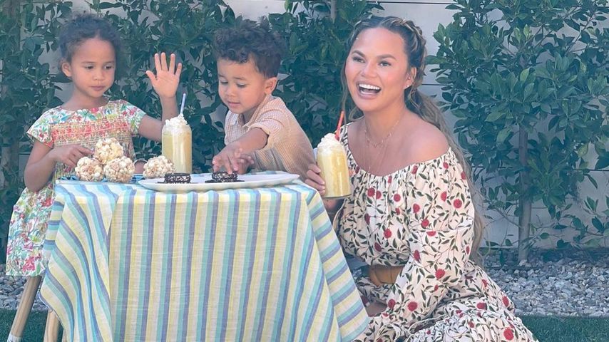 Chrissy Teigen und ihre Kinder Luna und Miles im Oktober 2021