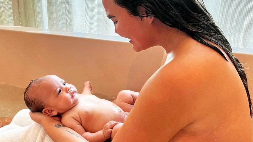 Chrissy Teigen und ihre Tochter Esti