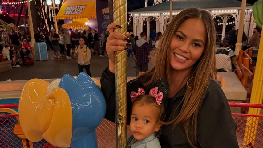 Chrissy Teigen und ihr Töchterchen Esti im Oktober 2024