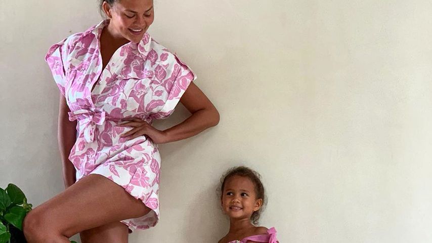 Süß: Chrissy Teigen und ihre Tochter posieren im Partnerlook