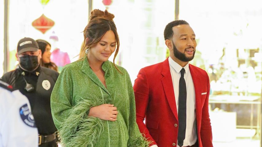 Weihnachtlich: Schwangere Chrissy Teigen bezaubert in Grün!