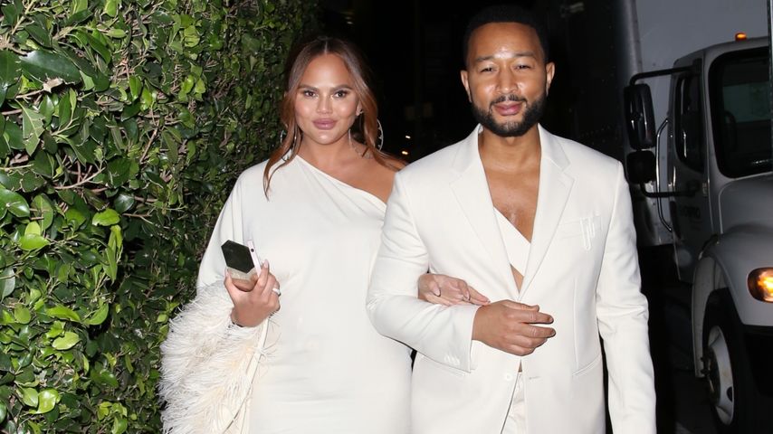 Drei Monate nach Geburt: Chrissy Teigen bezaubert in Weiß!