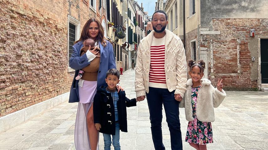 Chrissy Teigen und John Legend mit ihren drei Kindern im April 2023