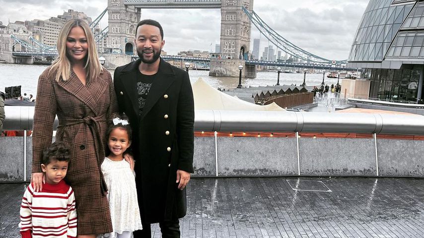Familien-Pic in London: Chrissy Teigen strahlt vor Glück