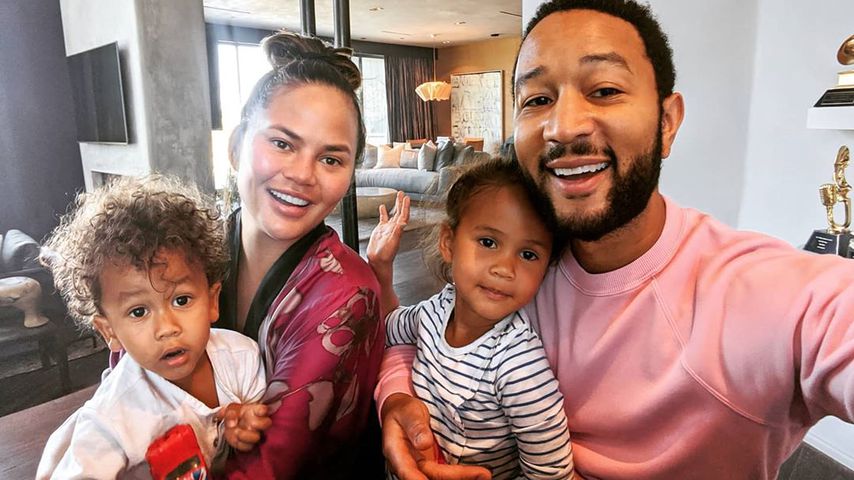 John Legend teilt niedliches Pic mit Chrissy und den Kids!