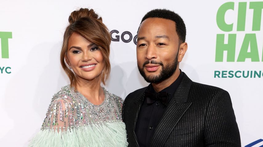 Chrissy Teigen mit ihrem Mann John Legend im April 2022 in New York
