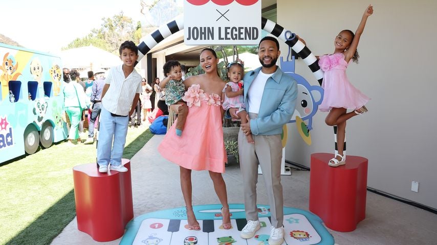 Chrissy Teigen und John Legend mit ihren Kids Miles, Wren, Esti und Luna