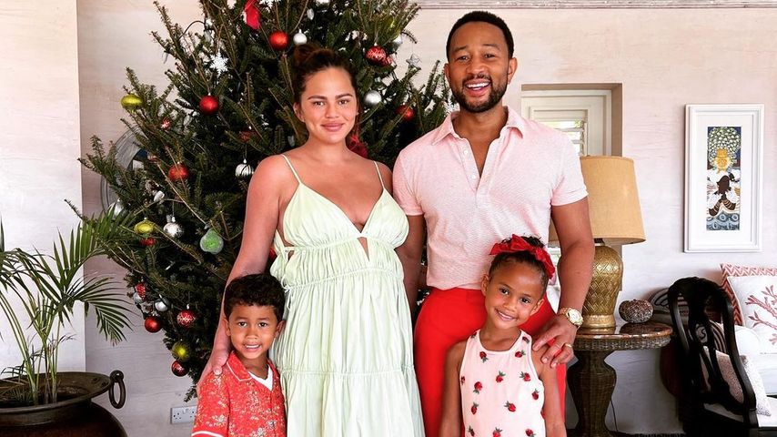 Chrissy Teigen und John Legend mit ihrer Familie an Weihnachten 2022