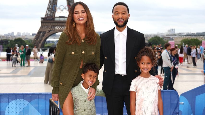 Chrissy Teigen und John Legend mit ihren Kindern in Paris