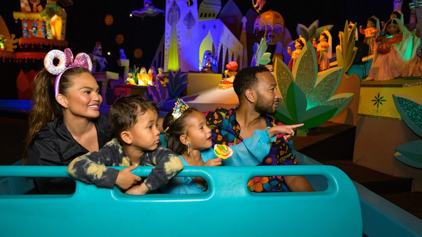 Chrissy Teigen und John Legend mit ihren Kindern in Disneyland, Anaheim 2022