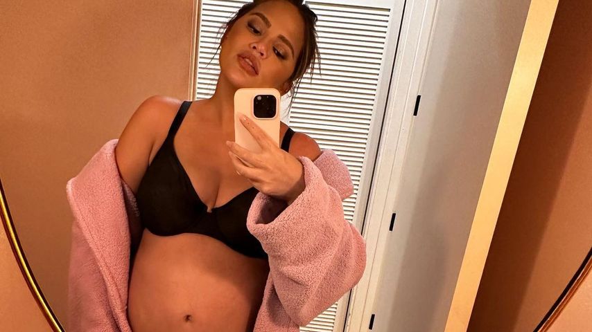 Heiße Mama! Chrissy Teigen zeigt Babybauch im Bademantel