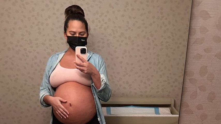 Model Chrissy Teigen zeigt liebevoll ihren nackten Babybauch