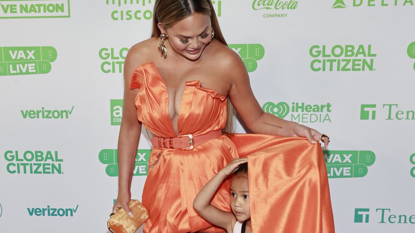 Chrissy Teigen und ihre Tochter Luna bei dem Global-Citizen-VAX-Live-Konzert