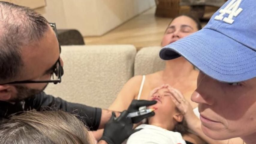 Chrissy Teigen mit ihrer Tochter und ihrem Arzt