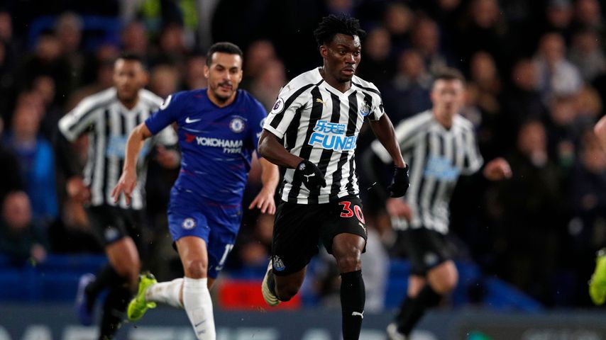 Christian Atsu bei dem Spiel Chelsea gegen Newcastle United, 2019