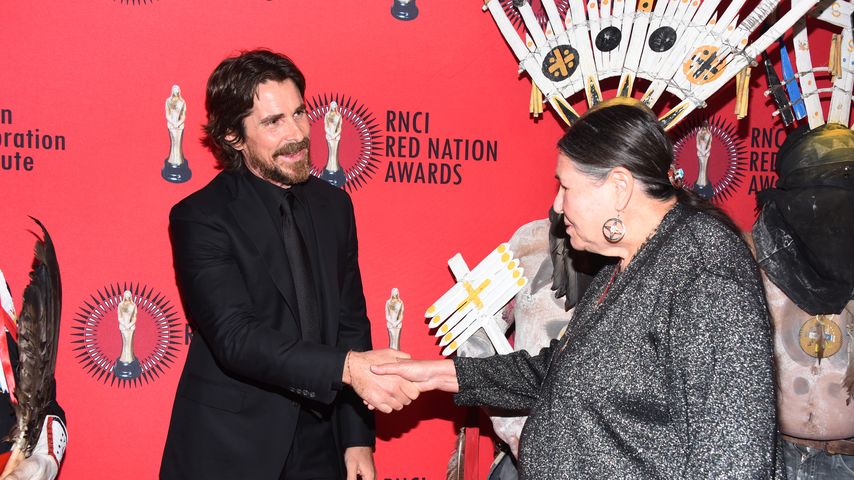 Christian Bale und Sacheen Littlefeather im November 2019
