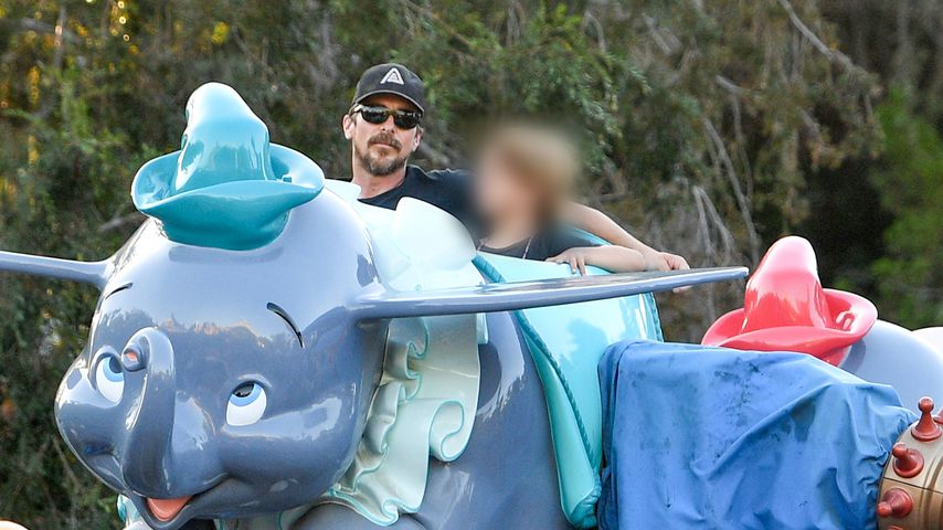 Christian Bale und sein Sohn Jospeh im Disneyland