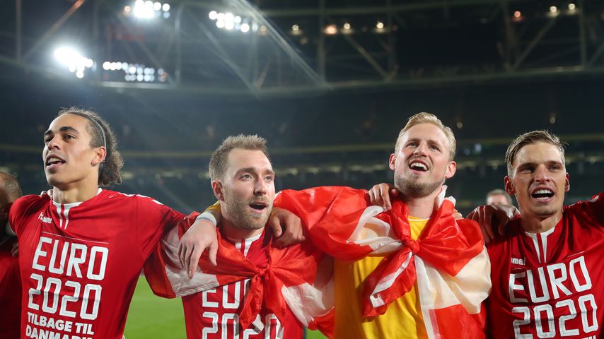 Christian Eriksen (Mitte links) mit seinem Team nach dem Qualifikationsspiel für die UEFA 2020