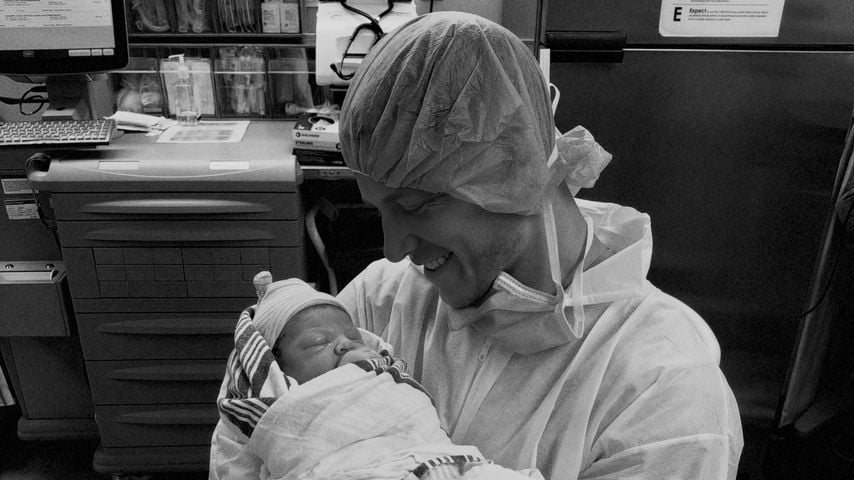 Christian McCaffrey mit seinem neugeborenen Sohn, Oktober 2026