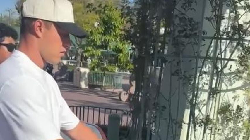 Christian McCaffrey und Tochter Colette im Disney World