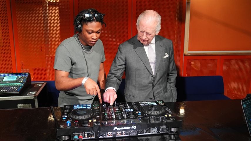Christian St Louis hilft König Charles III. am DJ-Pult in den Aviva Studios in Manchester