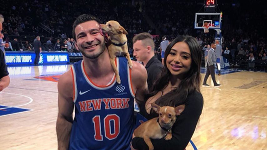 Christian Stoinev, sein Hund Percy und seine Freundin bei einem Basketballspiel im November 2019