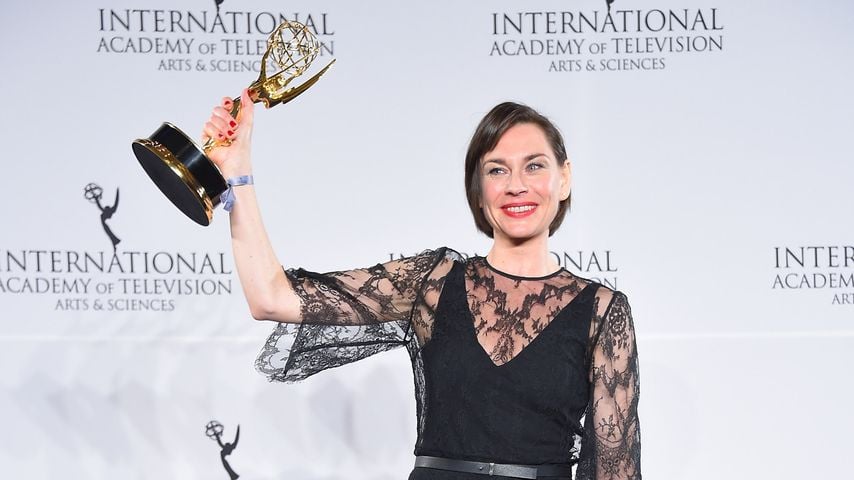 Christiane Paul freut sich über ihren Emmy Award
