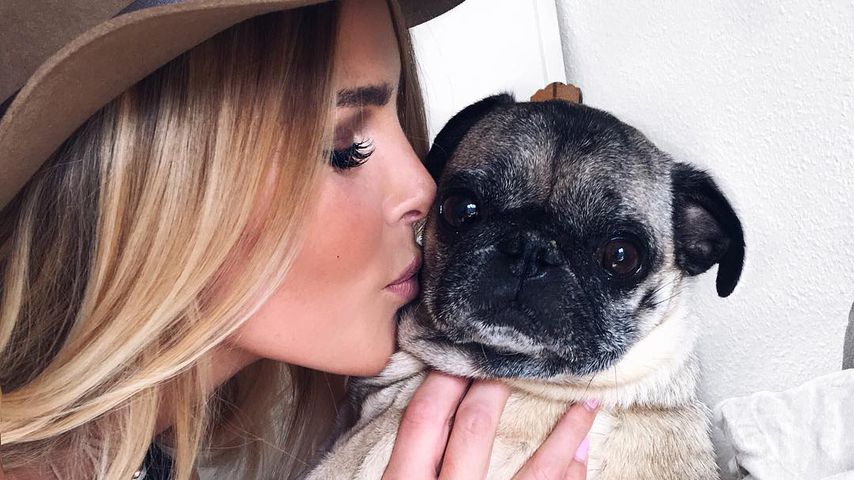 Christin Kaeber mit ihrem Hund Gizmo