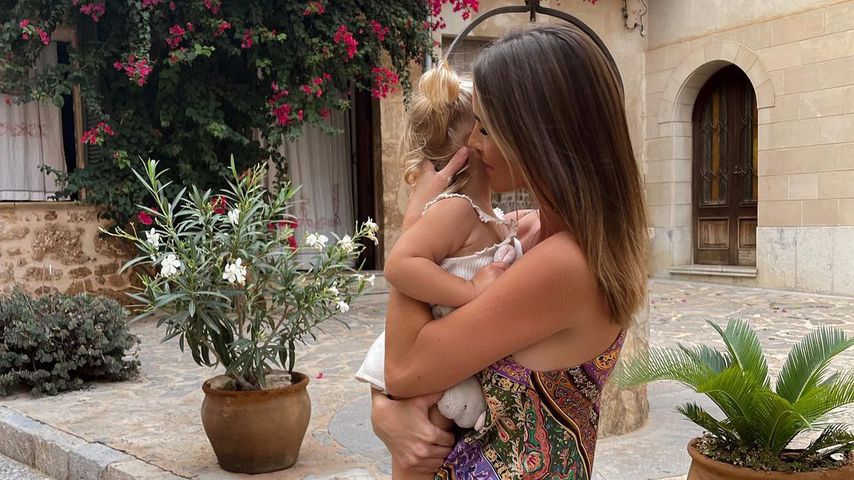Christin Kaeber mit ihrer Tochter Nia auf Mallorca