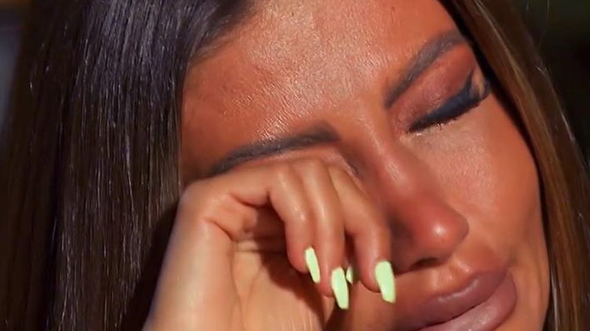 Christina Dimitriou weint beim Lagerfeuer