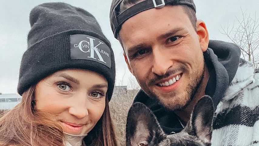 Christina Grass und Marco Cerullo mit ihrer Französischen Bulldogge Mimi